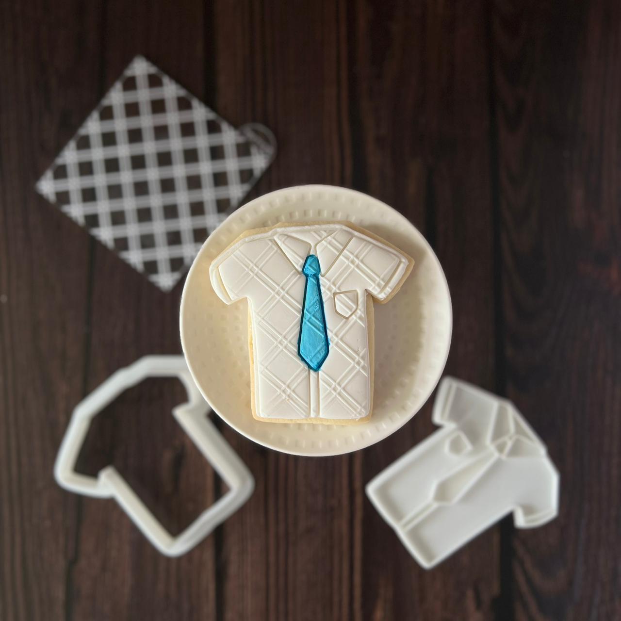 Cortador y Embossing: Camisa con corbata + textura