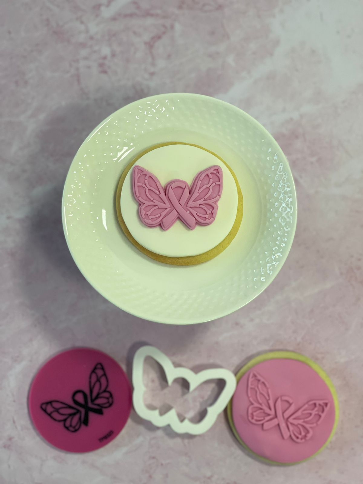SIMBOLO DEL CANCER CON ALAS DE MARIPOSA