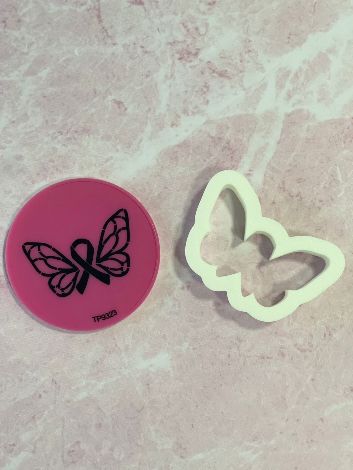 SIMBOLO DEL CANCER CON ALAS DE MARIPOSA