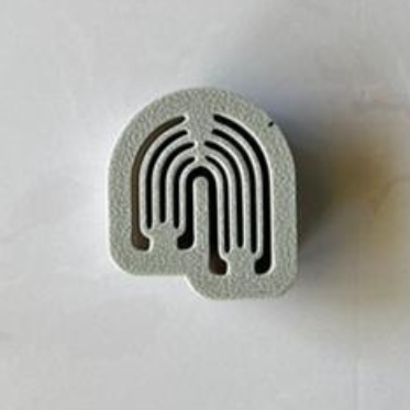 Cortador de arete sobre fondo de marmol blanco